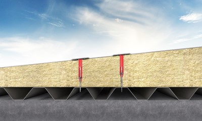 Dak doorsnede van staaldak met afschotisolatie en de bevestiging van de dakopbouw met de BSA combinatie van SFS